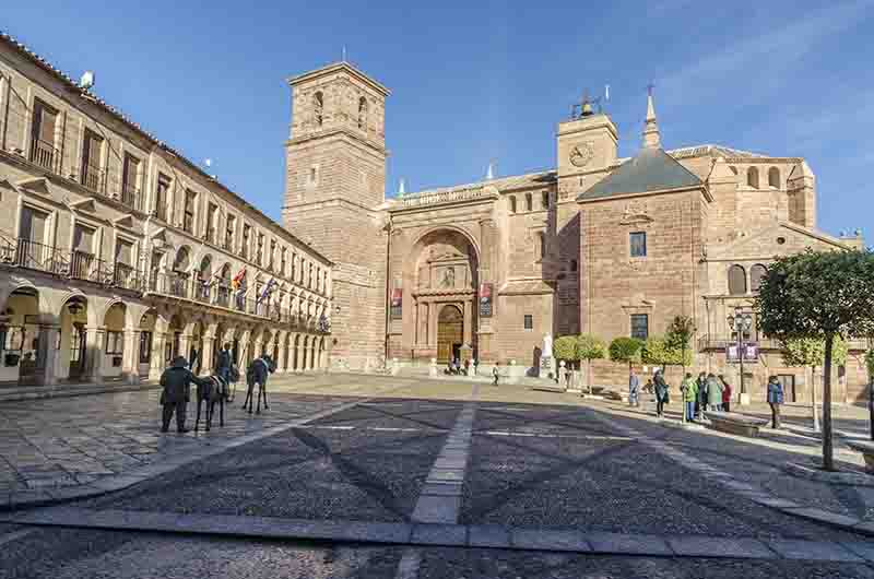 Ciudad Real - Villanueva de los Infantes 14 - plaza Mayor y iglesia parroquial de San Andrés.jpg